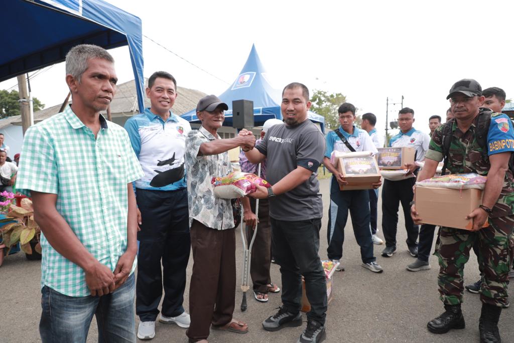 Danlanud SIM Yoyon Serahkan Bantuan Sosial Dalam Rangka HUT ke-78 TNI