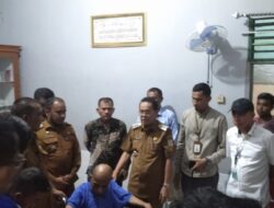 Pj Wali Kota Banda Aceh Berikan Kursi Roda Untuk Warga Penderita Stroke di Lhong Cut