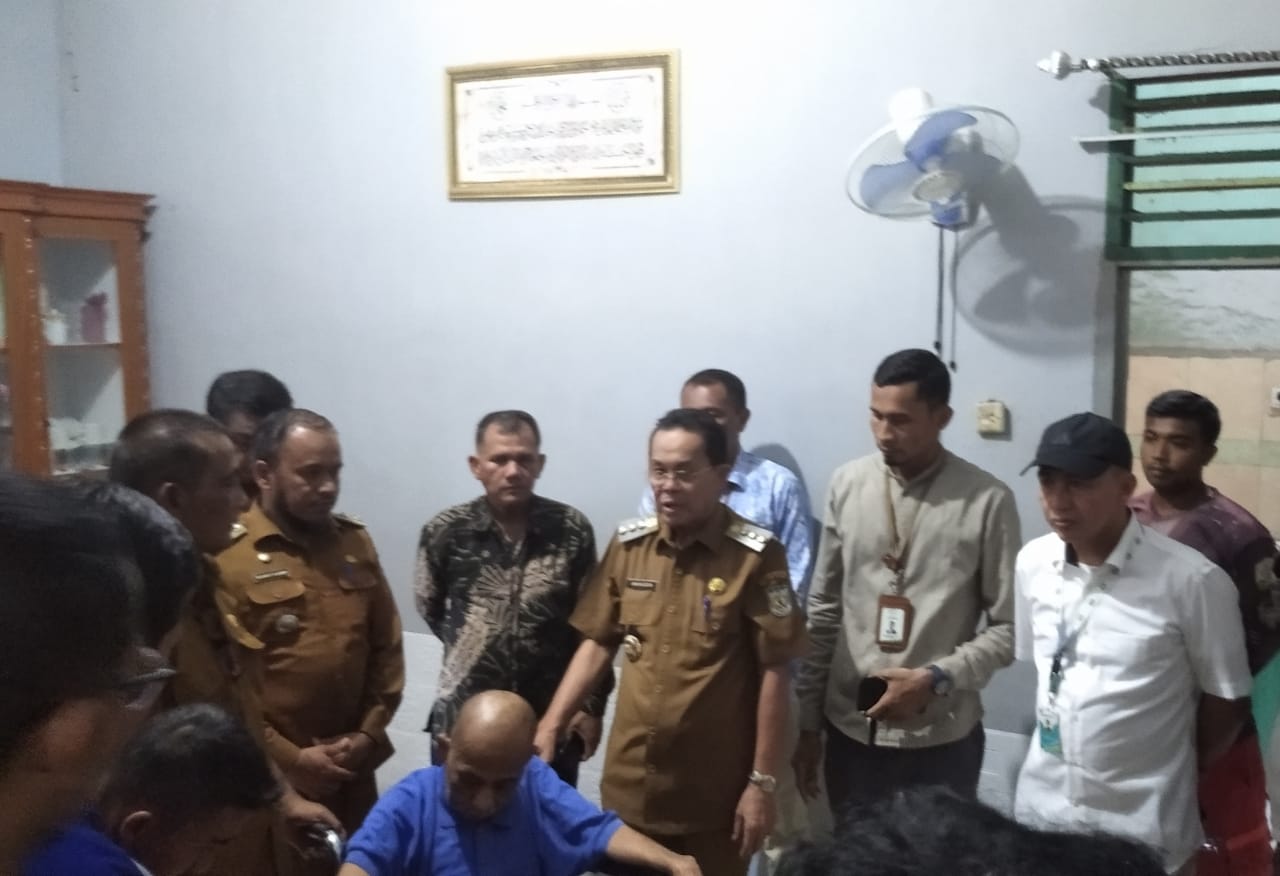 Pj Wali Kota Banda Aceh Berikan Kursi Roda Untuk Warga Penderita Stroke di Lhong Cut