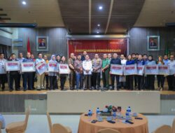 Pj Wali Kota Banda Aceh Serahkan Penghargaan bagi 30 Wajib Pajak