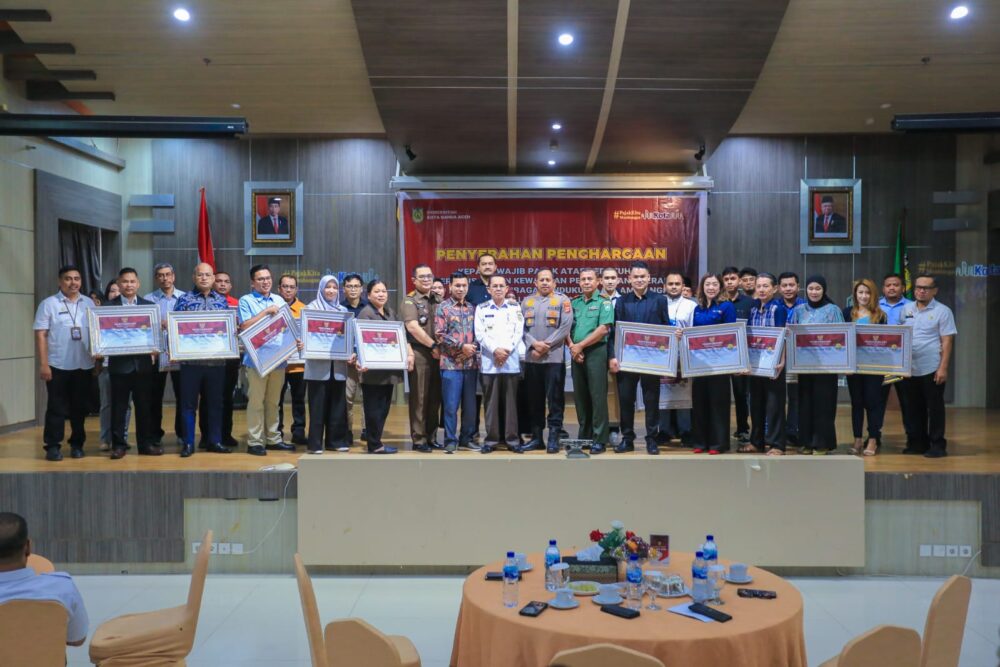 Pj Wali Kota Banda Aceh Serahkan Penghargaan bagi 30 Wajib Pajak