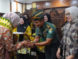 Pangdam IM dan Ketua Persit Kartika Candra Kirana Daerah Iskandar Muda Sambut kedatangan Ibu Ketua Umum Persit Kartika Candra Kirana.