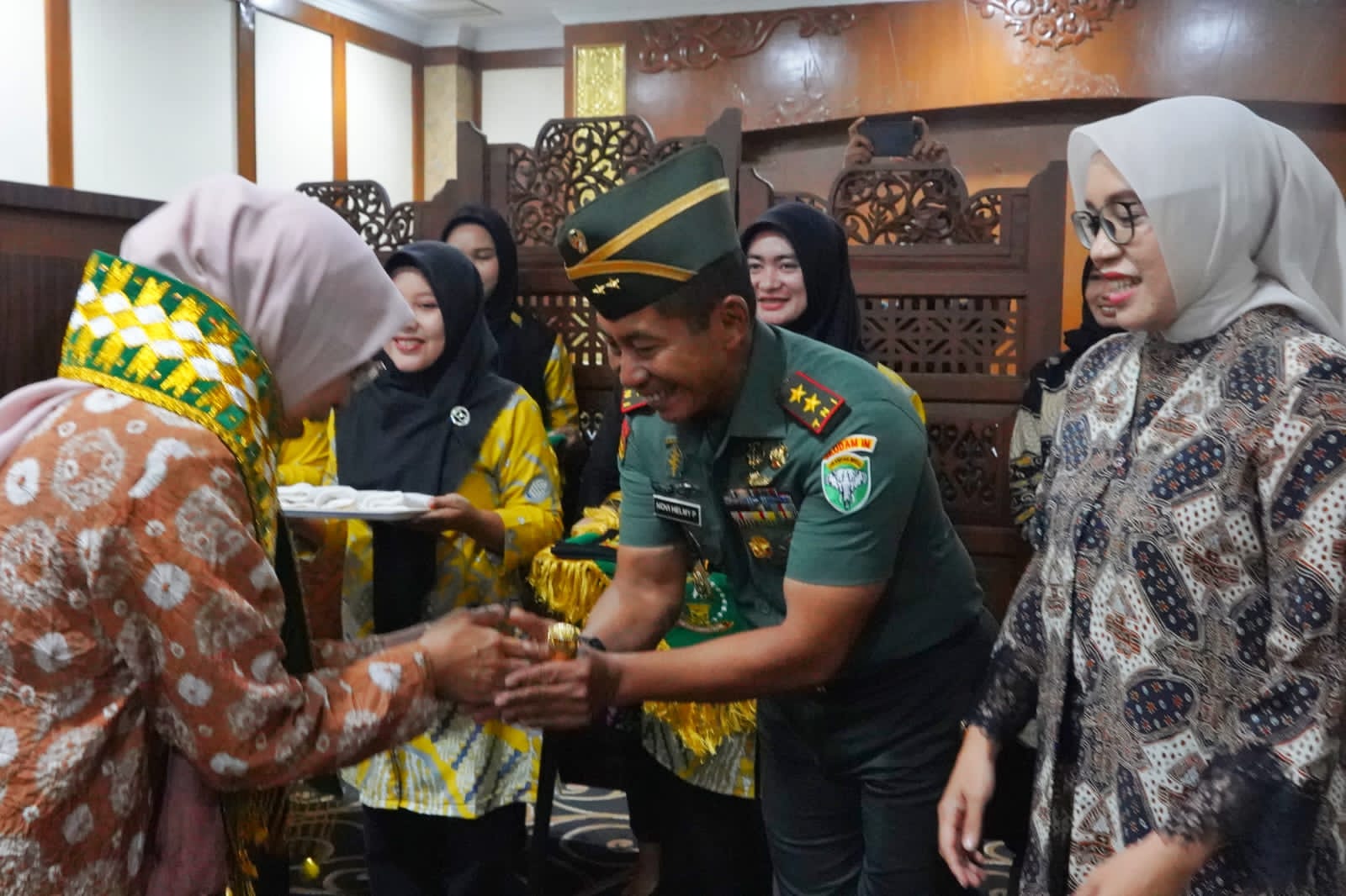 Pangdam IM dan Ketua Persit Kartika Candra Kirana Daerah Iskandar Muda Sambut kedatangan Ibu Ketua Umum Persit Kartika Candra Kirana.