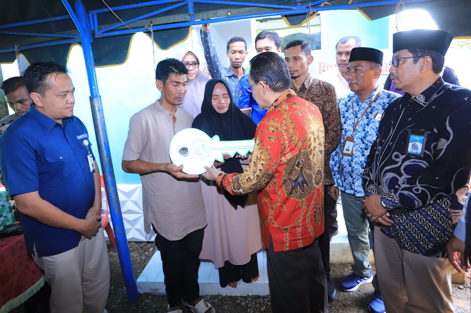 Camat Jaya Baru Dampingi Pj Wali Kota Serahkan Bantuan Rumah Layak Huni