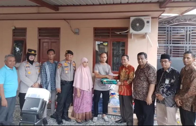 Pemko Gerak Cepat Serahkan Bantuan Kebakaran di Emperum