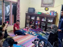 Dinsos Banda Aceh  Serahkan Bantuan Kursi Roda Bagi Warga Pango Raya