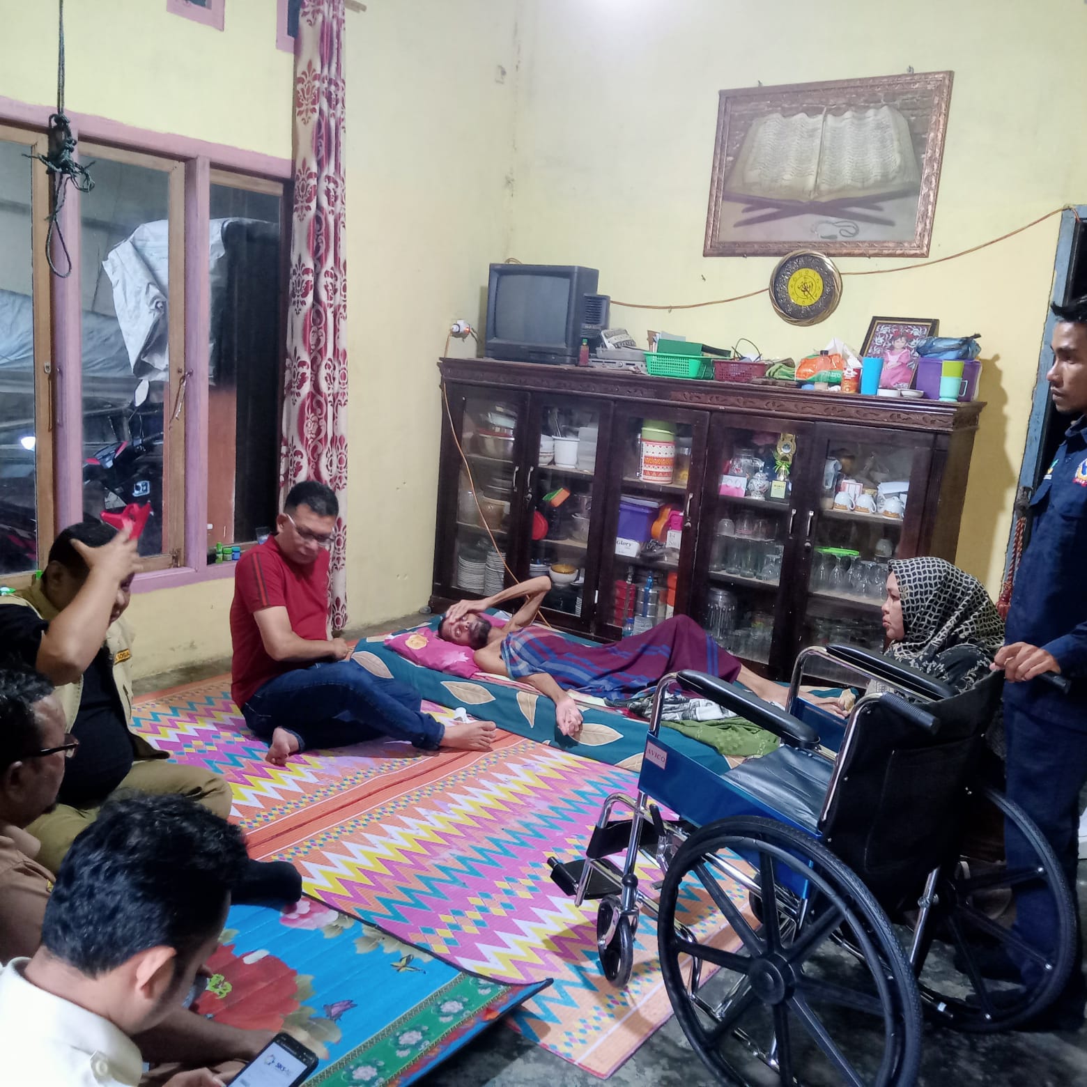 Dinsos Banda Aceh Serahkan Bantuan Kursi Roda Bagi Warga Pango Raya