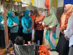 Tim PKK Banda Aceh Serahkan Bantuan Kursi Roda untuk Anak Penderita Lumpuh Layu