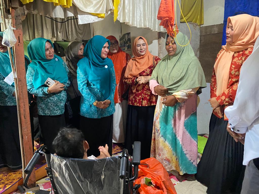 Tim PKK Banda Aceh Serahkan Bantuan Kursi Roda untuk Anak Penderita Lumpuh Layu