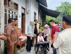 Dinsos Banda Aceh Serahkan Kursi Roda untuk Penyandang Disabilitas