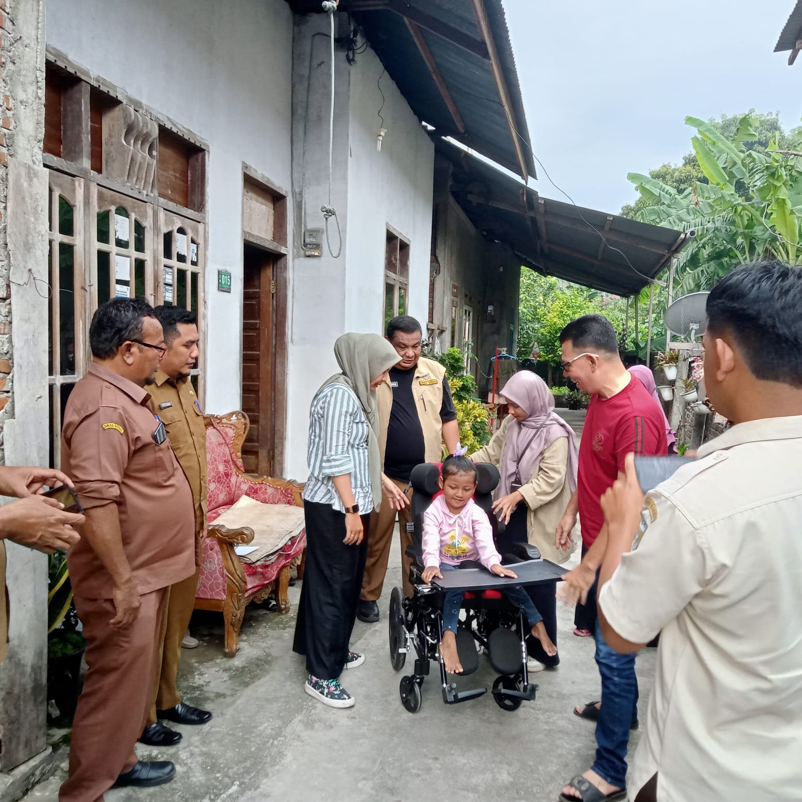 Dinsos Banda Aceh Serahkan Kursi Roda untuk Penyandang Disabilitas