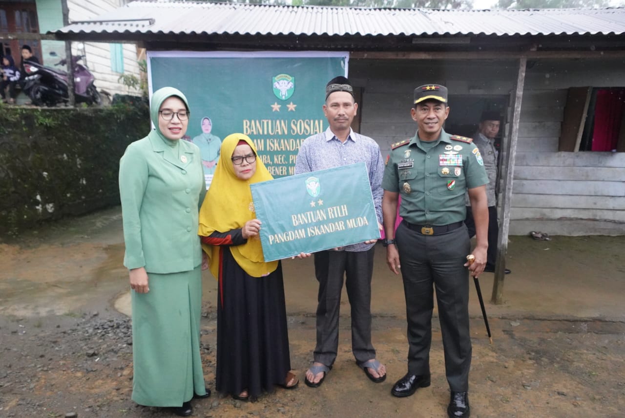 Pangdam Iskandar Muda Berikan Bantuan Sosial dan Perbaikan Rumah Tidak Layak Huni di Desa Rata Ara, Kab. Bener Meriah.