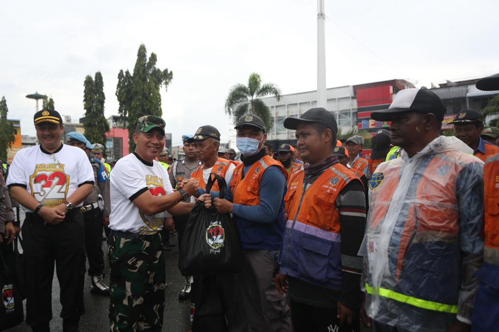 Kasdam IM bersama Kapolda Aceh dan jajarannya melaksanakan Bhakti Sosial dalam rangka HUT Ke-32 Pengabdian Akabri 91.