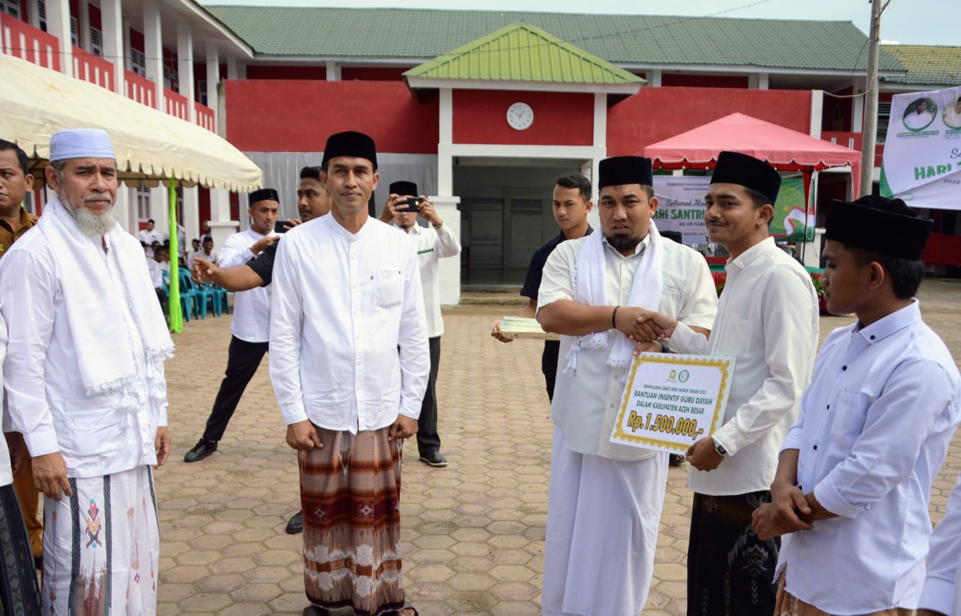 Peringati Hari Santri Nasional; Baitul Mal Aceh Besar Salurkan Bantuan Pendidikan Santri