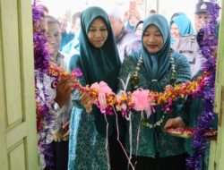 Gunting Pita, Pj Ketua TP-PKK Aceh Besar Kembali Launching RGG di Kuta Baro