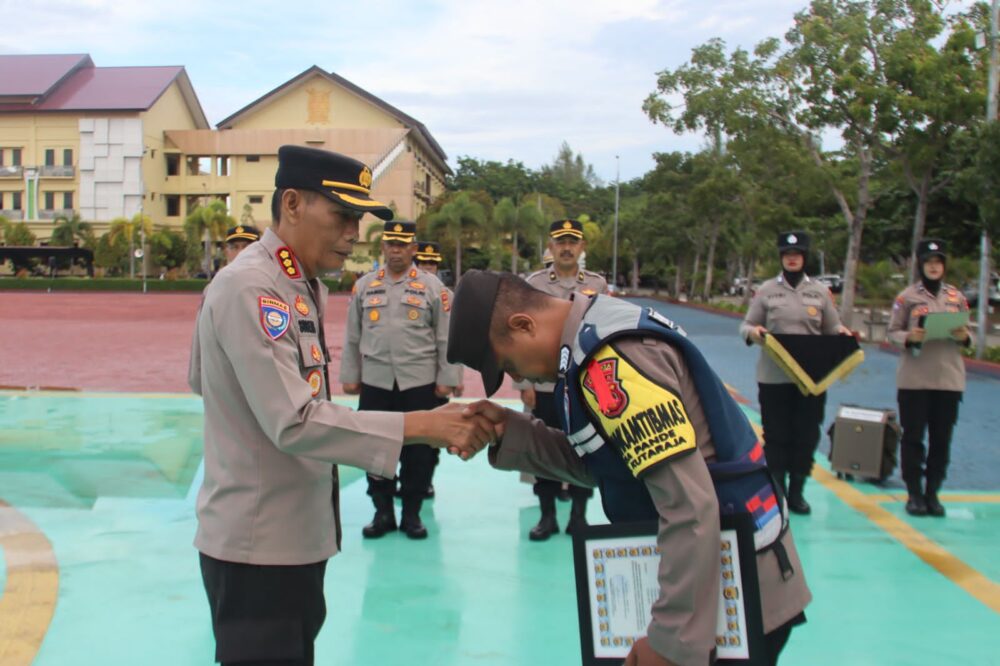 Berbagi Minuman Jahe Gratis, Cara Bripka Ibnu Dengar Keluhan dan Saran Masyarakat