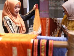 Dekranasda Aceh Latih 50 Remaja Putri Putus Sekolah Menenun Kain Songket