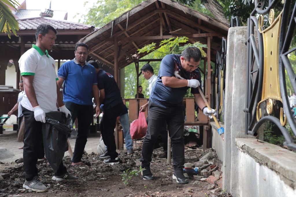 Jelang PKA ke-8, Pj Bupati dan ASN Lakukan Aksi 1 Jam Pungut Sampah di Anjungan Aceh Besar