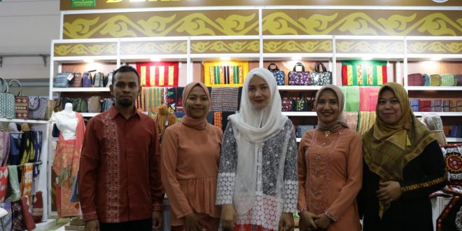 Ketua Dekranasda Aceh Sambangi Inacraf on Oktober, Sejumlah Hasil Kerajinan Aceh Dipamerkan
