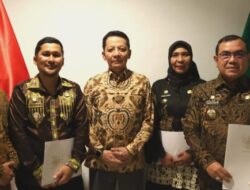 Penjabat Gubernur Aceh Serahkan SK Perpanjangan Masa Tugas Pj Bupati Aceh Tenggara, Nagan Raya dan Aceh Barat