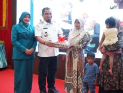 Pj Bupati Aceh Besar Serahkan Bantuan Anak Penderita Stunting dari Mesjid Raya