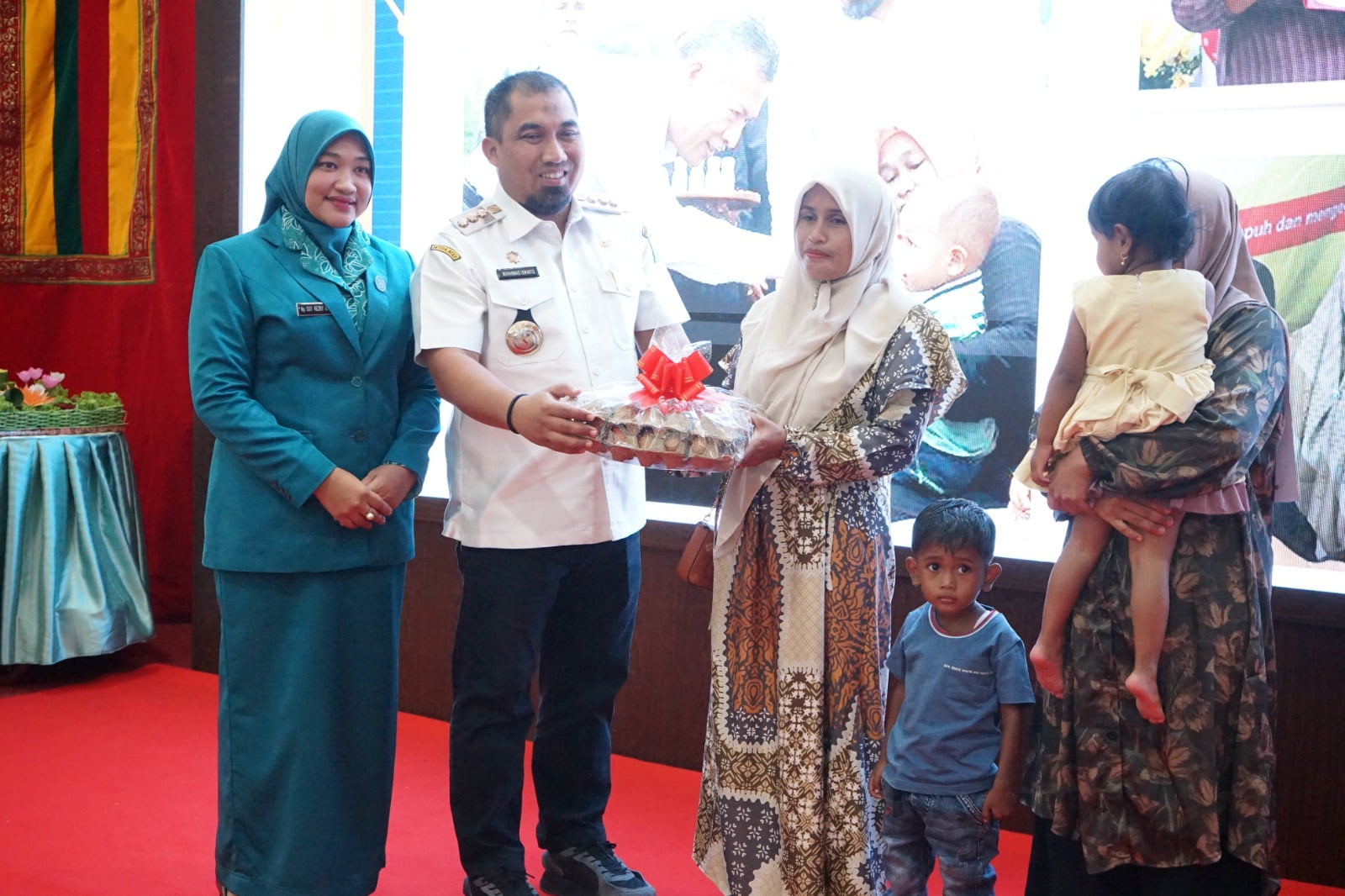 Pj Bupati Aceh Besar Serahkan Bantuan Anak Penderita Stunting dari Mesjid Raya