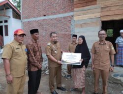 Pj Bupati Aceh Besar Serahkan Bantuan kepada 12 Orang Korban Bencana Sosial
