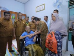 Pj Wali Kota Serahkan Bantuan Kursi Roda untuk Warga Lhong Cut
