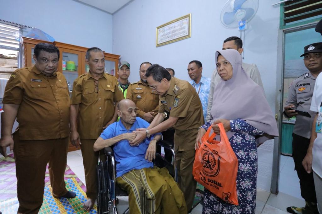 Pj Wali Kota Serahkan Bantuan Kursi Roda untuk Warga Lhong Cut