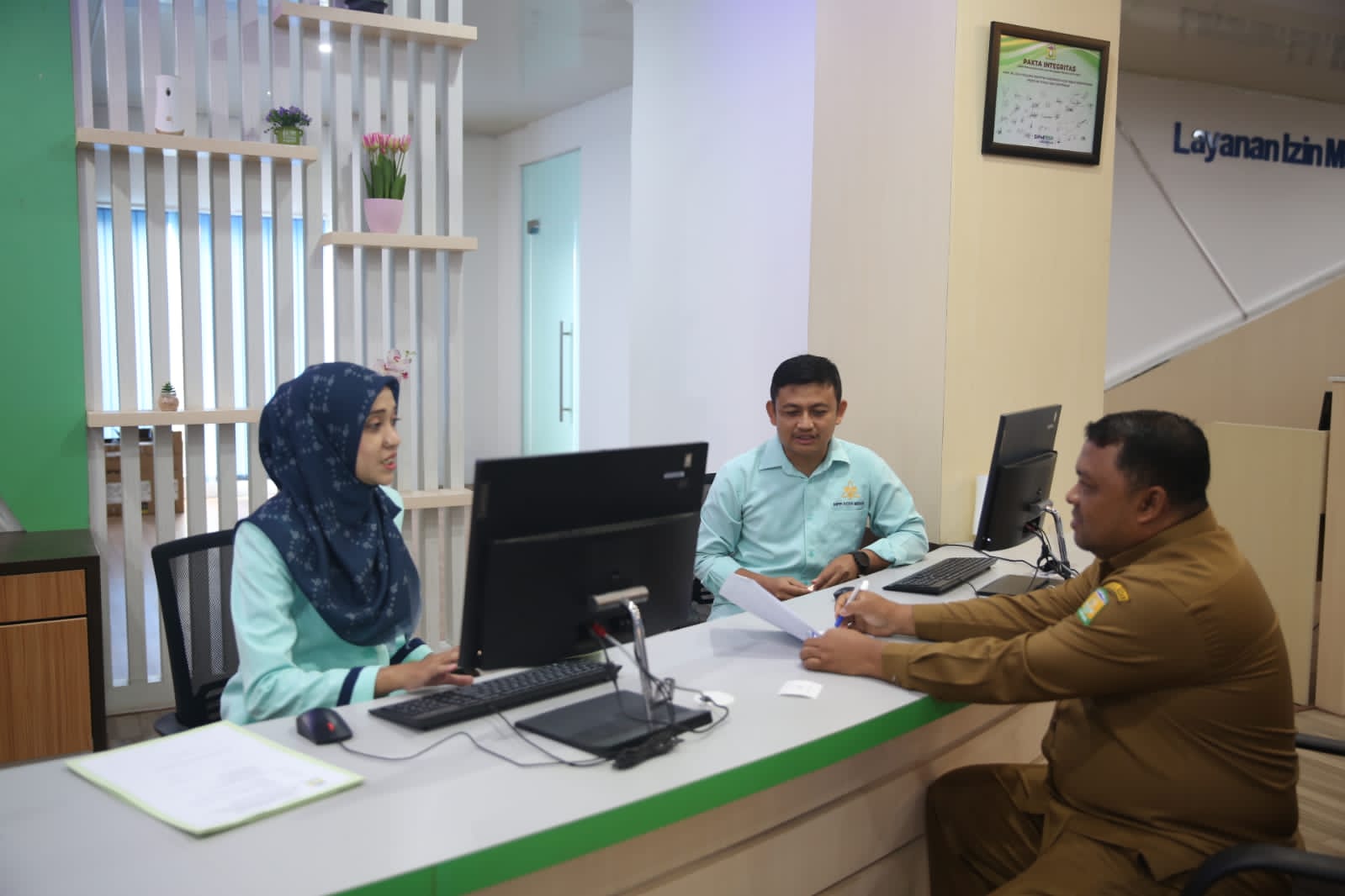 Sekda Kunjungi MPP Aceh Besar, Ajak Pegawai Disiplin dalam Bertugas