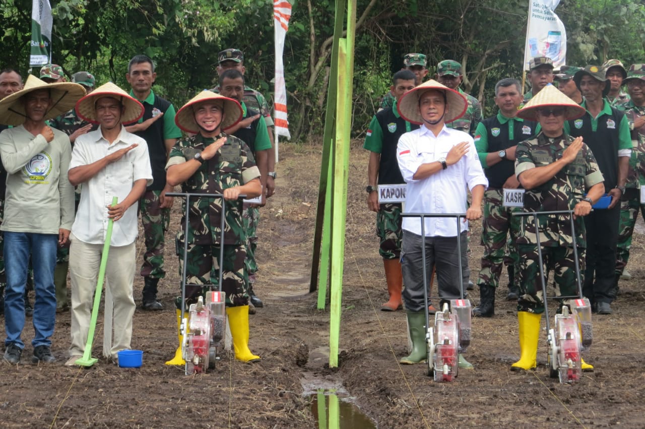 Kasdam IM menghadiri kegiatan Kick Off Ketahanan Pangan Nasional TA 2023 secara Virtual, Sekaligus Tanam Perdana Tahap 2 Program I'M Jagong.
