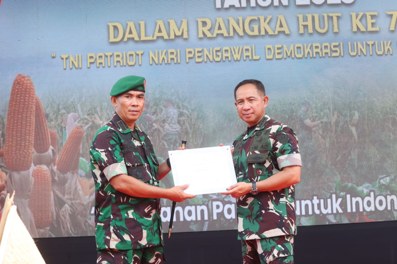 Kasad Serahkan Penghargaan Piala Menteri Pertanian dan Panglima TNI Kepada Danrem 012/TU