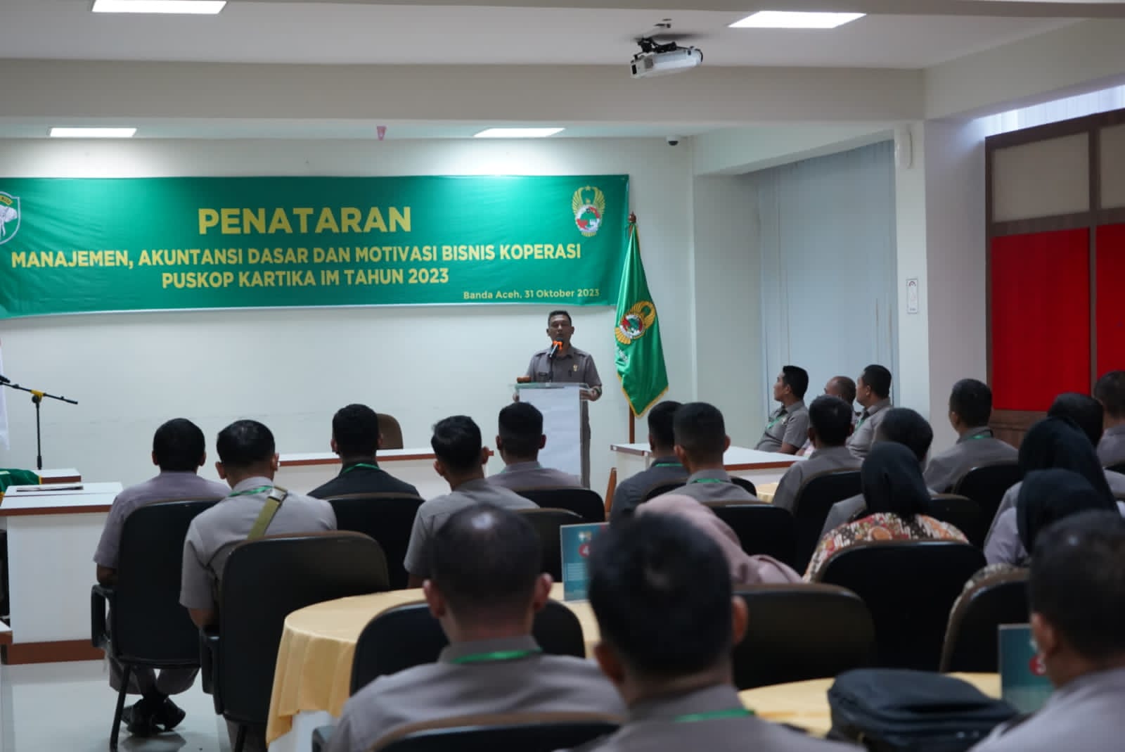 Ketua Umum Pusat Koperasi Iskandar Muda Secara Resmi Menutup Penataran Manajemen, Akuntansi Dasar, dan Motivasi Bisnis Koperasi Puskop Kartika IM TA 2023.