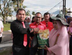 Jumat Berkah, Pj Bupati Bersama Forkopimda Bagi Sembako untuk Petugas Kebersihan