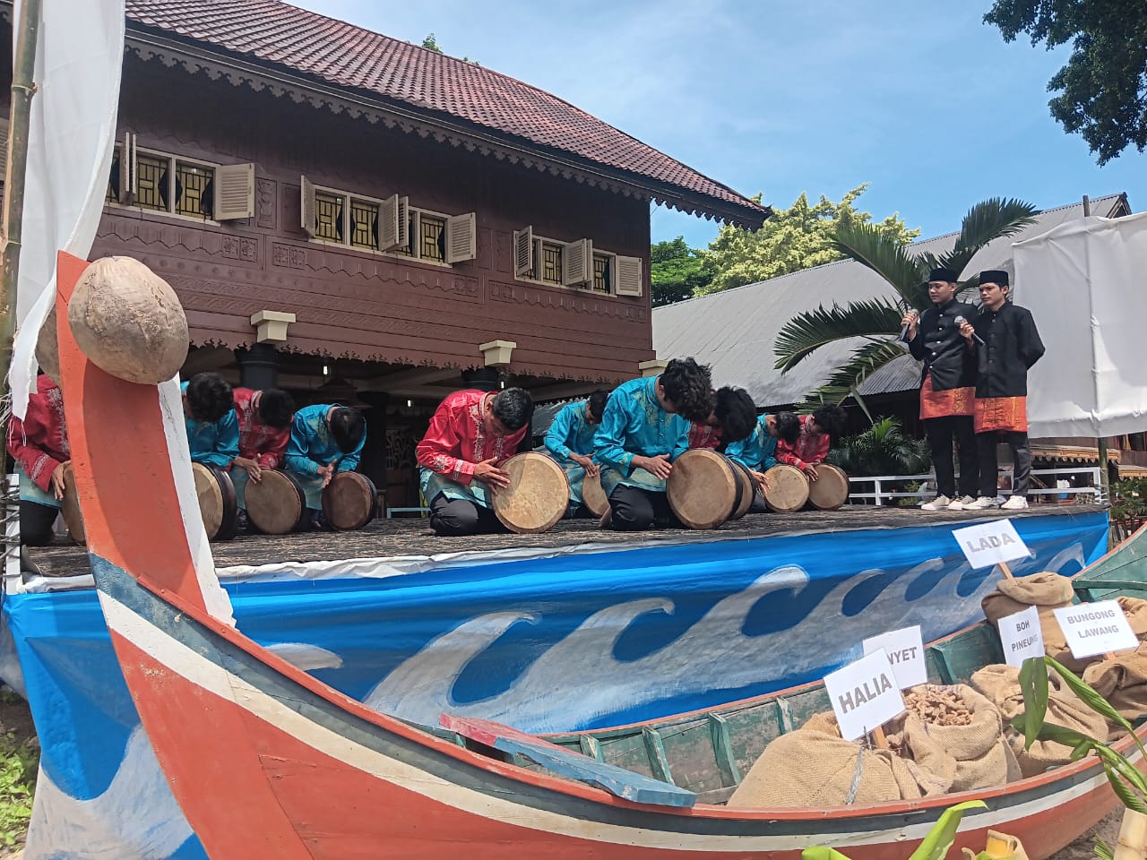 Seniman DKA Ramaikan Panggung Hiburan Anjungan Aceh Besar