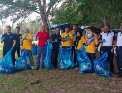 Polsek Ulee Lheue Bersihkan Pantai Bersama