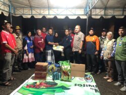 Dinsos Aceh Besar Serahkan Bantuan Masa Panik untuk Korban Kebakaran di Kuta Baro