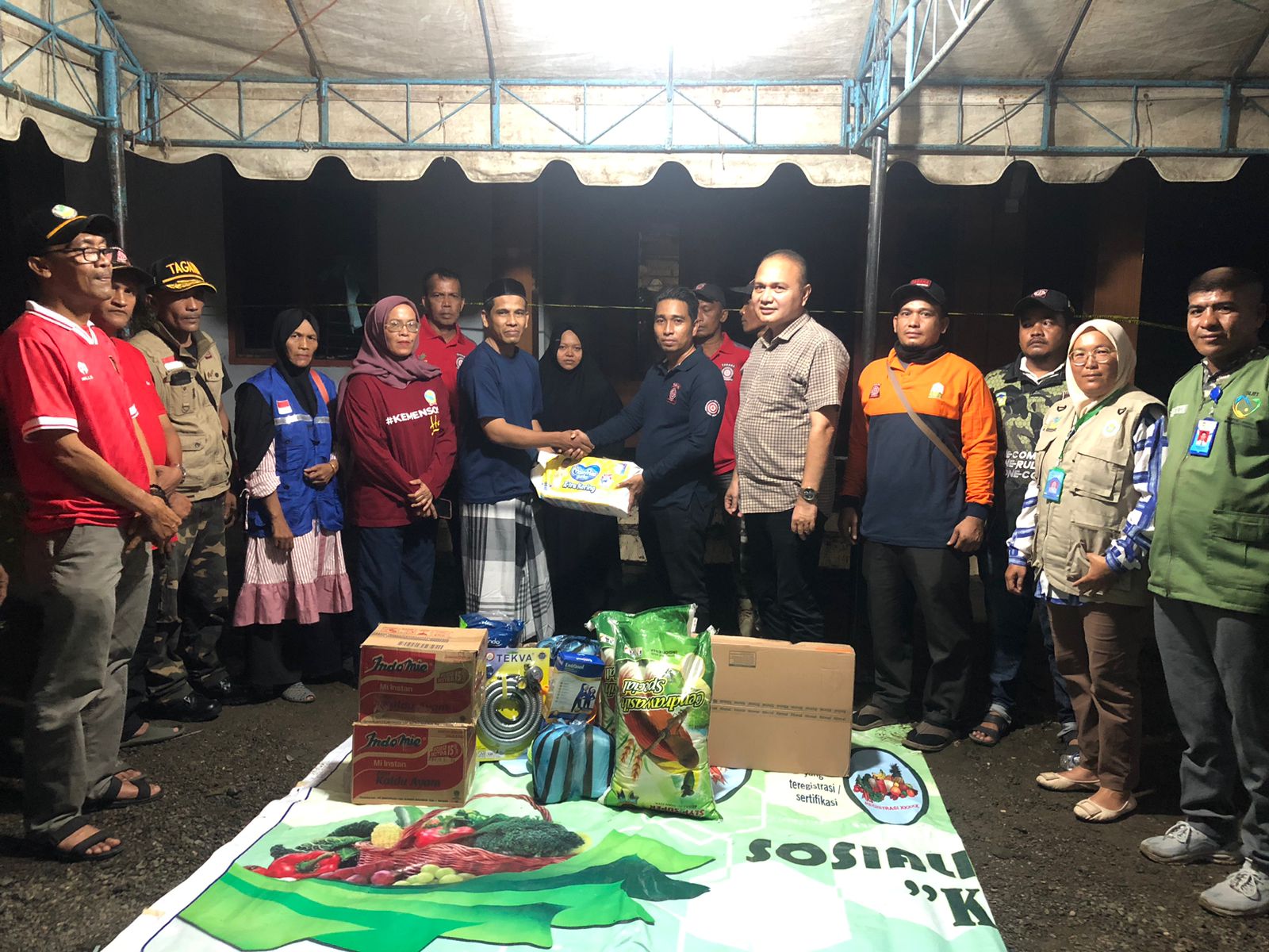 Dinsos Aceh Besar Serahkan Bantuan Masa Panik untuk Korban Kebakaran di Kuta Baro