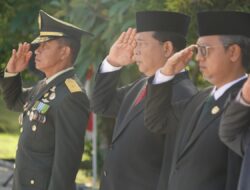 Kapok Sahli Pangdam IM Mengikuti Upacara Ziarah Rombongan di Taman Makam Pahlawan.