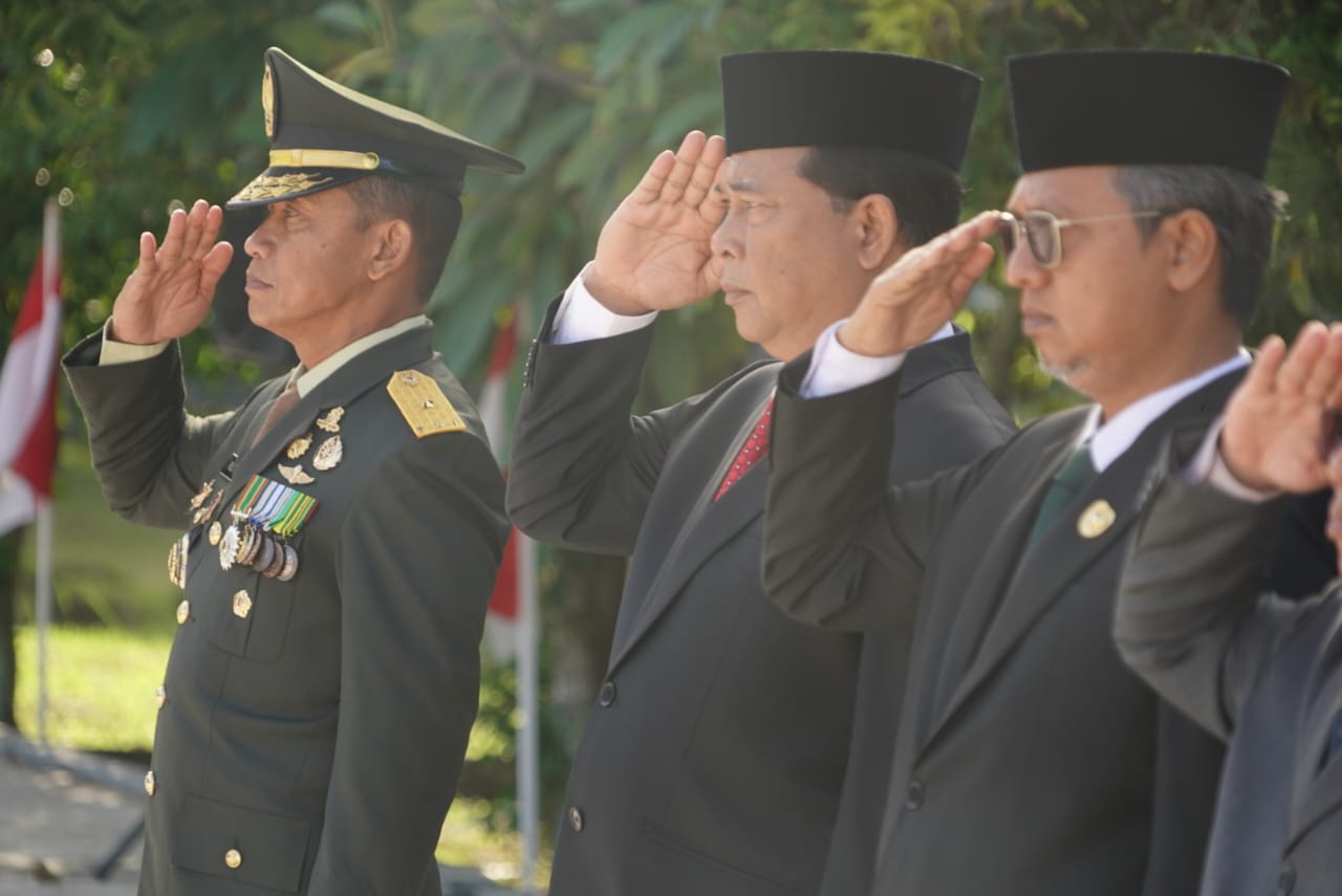 Kapok Sahli Pangdam IM Mengikuti Upacara Ziarah Rombongan di Taman Makam Pahlawan.