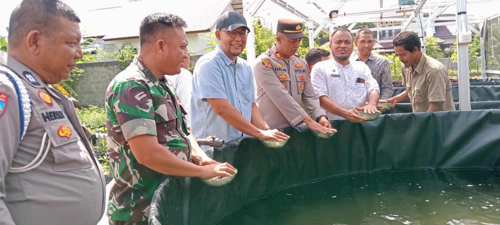 Camat Kadafi Serahkan Pangan Nabati dan Hewani di Geuceu Komplek
