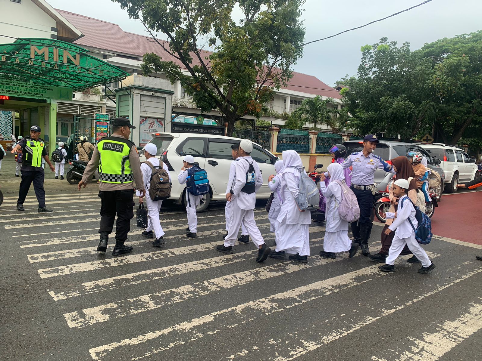 Personel Sat Samapta Polresta Banda Aceh Lakukan Atur Lalin