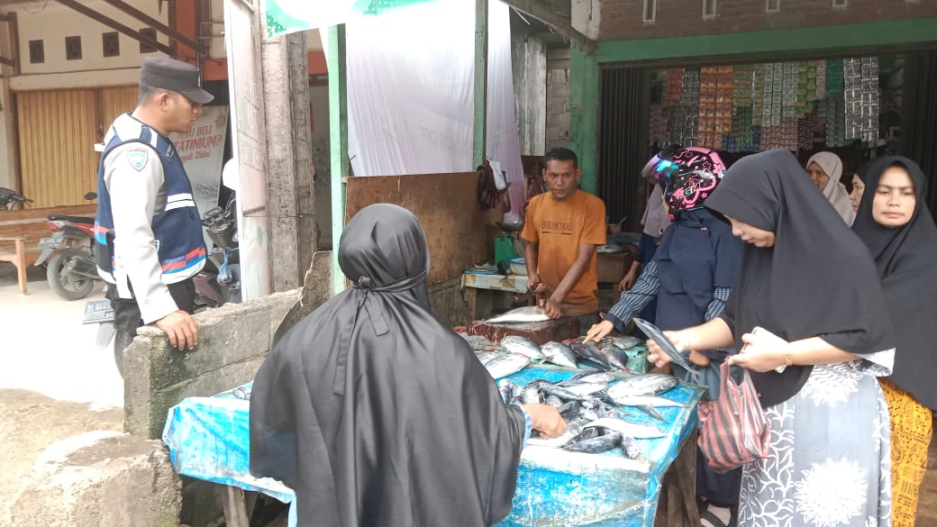 Bhabinkamtibmas Polsek Ulee Kareng melakukan giat sambang di Pusat Keramaian