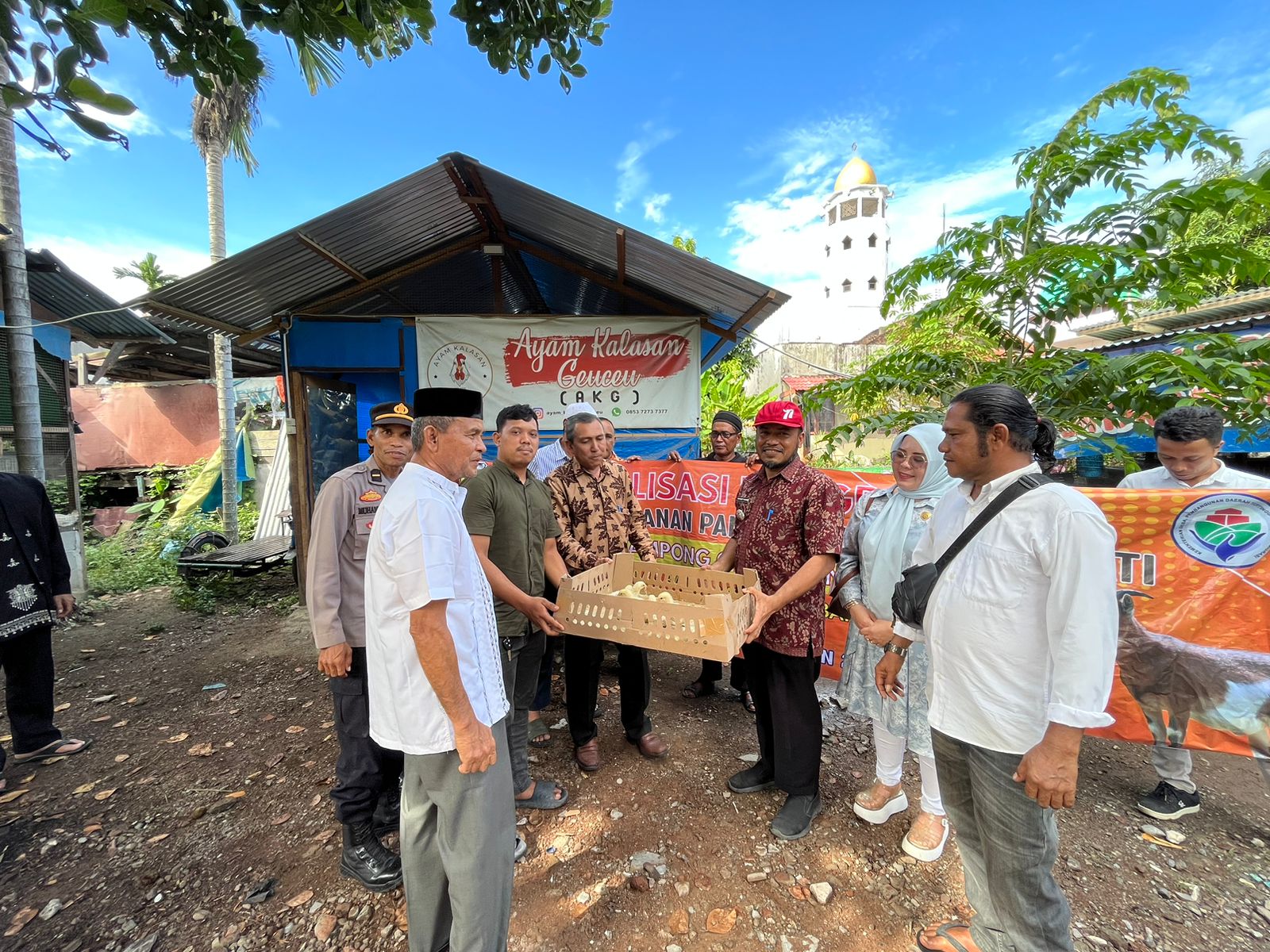 Camat Kadafi Salurkan Ketahanan Pangan Hewani di Geuceu Iniem 
