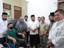 Jelang Hari Guru, Pj Bupati Aceh Besar Bantu Kursi Roda Untuk Guru yang Sakit