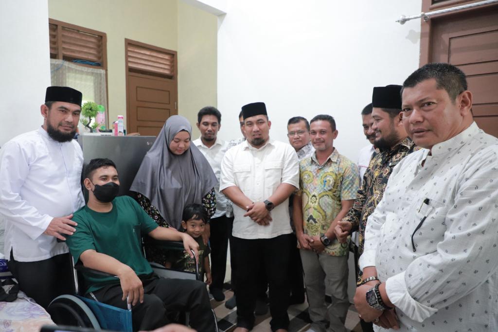 Jelang Hari Guru, Pj Bupati Aceh Besar Bantu Kursi Roda Untuk Guru yang Sakit