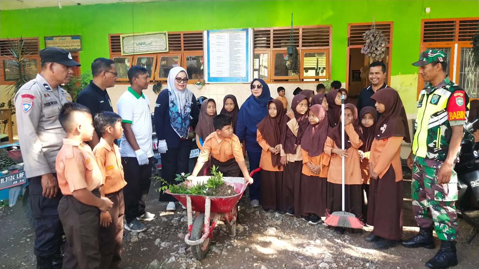Sambut HUT Ke-78 PGRI, HGN dan HUT ke-52 KORPRI Sekolah di Ingin Jaya Gelar Aksi 1 Jam Pungut Sampah