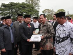 Pemkab dan MPD Aceh Besar Serahkan Penghargaan untuk Guru, Kepsek dan Komite Sekolah Berprestasi