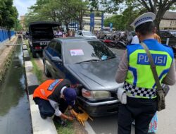 Dinas Perhubungan Kota Banda Aceh Gembok Roda Mobil dan Sepeda Motor yang Parkir di Zona Larangan