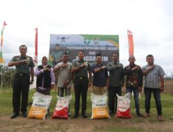 Pangdam IM Buka Lahan Baru I’M Jagong dan Serahkan Bibit Jagung untuk Warga Siron Blang.